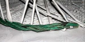 Корзинка-домик из газетных трубочек