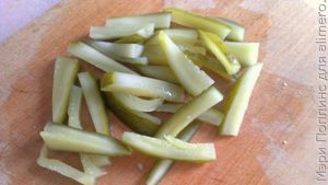 Салат из соленых огурцов с мясом