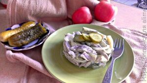 Салат из соленых огурцов с мясом