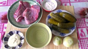 Салат из соленых огурцов с мясом