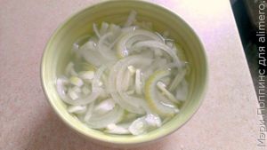 Салат из соленых огурцов с мясом