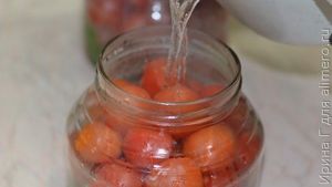 помидоры, маринованные с морковной ботвой