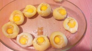 Запеченный картофель с перепелиными яйцами