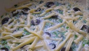 диетический омлет, сыром и маслинами посыплем диетический омлет, сыром и маслинами посыплем