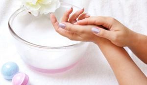 Коже рук вернет былое сок чесночный и алоэ. Коже рук вернет былое сок чесночный и алоэ.