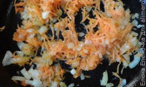 Рецепт Картошки с сардельками по-деревенски в горшочках