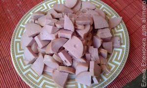 Рецепт Картошки с сардельками по-деревенски в горшочках