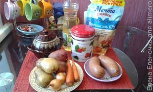 Рецепт Картошки с сардельками по-деревенски в горшочках