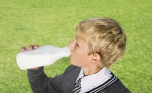 13. Кефир. Однако как и со всеми молочными продуктами, с кефиром нужно соблюдать осторожность – учитывайте условия хранения продукта. 13. Кефир. Однако как и со всеми молочными продуктами, с кефиром нужно соблюдать осторожность – учитывайте условия хранения продукта.