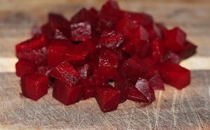 Салат из свеклы с нутом, брынзой и огурцами