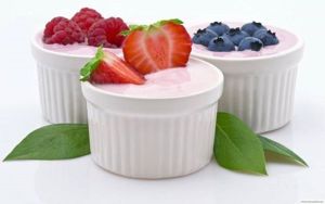 Миф №16: йогурт — прекрасный диетический продукт. Факт: это верно лишь для настоящих «живых» йогуртов (их срок хранения не превышает недели, и они имеют мало общего с баночками, хранящимися в холодильнике месяцами). Но нужно быть внимательным: во многих йогуртах довольно высок процент жира, а, следовательно, и высока калорийность. Миф №16: йогурт — прекрасный диетический продукт. Факт: это верно лишь для настоящих «живых» йогуртов (их срок хранения не превышает недели, и они имеют мало общего с баночками, хранящимися в холодильнике месяцами). Но нужно быть внимательным: во многих йогуртах довольно высок процент жира, а, следовательно, и высока калорийность.