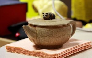 Ваша мама любит чай? Так почему бы ей не подарить красивый заварочный чайник? Кажется, и чай из него гораздо вкуснее. Ваша мама любит чай? Так почему бы ей не подарить красивый заварочный чайник? Кажется, и чай из него гораздо вкуснее.