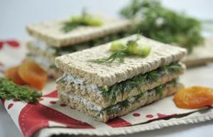 16. Хлебцы с творогом – 50 грамм. Очень вкусным перекусом считается сочетание хлебцов и нежирного творога. Эта закуска к чаю очень любима тем, кто следит за своим весом. Хлебцы богаты витаминами группы В, а творог полноценными белками и кальцием. 16. Хлебцы с творогом – 50 грамм. Очень вкусным перекусом считается сочетание хлебцов и нежирного творога. Эта закуска к чаю очень любима тем, кто следит за своим весом. Хлебцы богаты витаминами группы В, а творог полноценными белками и кальцием.