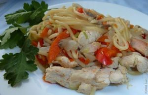 спагетти с курицей и овощами