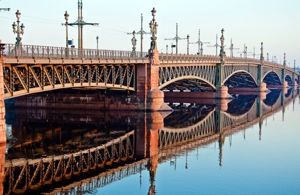 Есть на Неве еще один потрясающий воображение мост, который никак нельзя обойти вниманием. Это «Троицкий мост». 5-ти арочная ажурная конструкция из металла имеет один разводной пролет. Есть на Неве еще один потрясающий воображение мост, который никак нельзя обойти вниманием. Это «Троицкий мост». 5-ти арочная ажурная конструкция из металла имеет один разводной пролет.