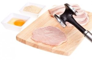 Готовя отбивное мясо, сложить все кусочки на деревянной доске и покрыть пленкой полиэтиленовой - руки и молоточек для отбивания остаются чистыми. Готовя отбивное мясо, сложить все кусочки на деревянной доске и покрыть пленкой полиэтиленовой - руки и молоточек для отбивания остаются чистыми.
