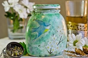 Из простых стеклянных банок, которые мы очень часто выбрасываем, можно сделать вот такое произведение искусства. Такие предметы станут украшением вашей кухни. Из простых стеклянных банок, которые мы очень часто выбрасываем, можно сделать вот такое произведение искусства. Такие предметы станут украшением вашей кухни.