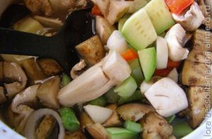 суп с бычками, овощи в кастрюле суп с бычками, овощи в кастрюле