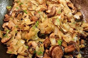 3. Грибы с овощами и сыром. Грибы (в зависимости от вида сначала проварить), лук и болгарский перец нарезать мелким кубиком и обжарить на оливковом масле. Дать остыть. Добавить зелень и мягкий сыр. 3. Грибы с овощами и сыром. Грибы (в зависимости от вида сначала проварить), лук и болгарский перец нарезать мелким кубиком и обжарить на оливковом масле. Дать остыть. Добавить зелень и мягкий сыр.