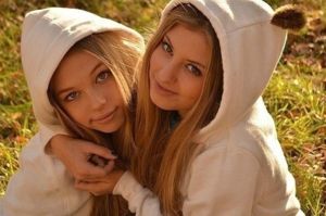 Два одинаковых наряда смотрятся довольно органично, если у вас с подругой схожий цвет волос. В ином случае, лучше будет использовать контрастные оттенки одежды. Два одинаковых наряда смотрятся довольно органично, если у вас с подругой схожий цвет волос. В ином случае, лучше будет использовать контрастные оттенки одежды.