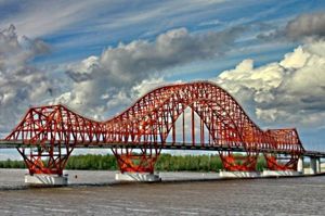 А вот автомобильный мост на реке Иртыш в Ханты-Мансийске. Называется он «Красный дракон», так как немного напоминает мифическое существо, притаившееся на речном берегу. А вот автомобильный мост на реке Иртыш в Ханты-Мансийске. Называется он «Красный дракон», так как немного напоминает мифическое существо, притаившееся на речном берегу.