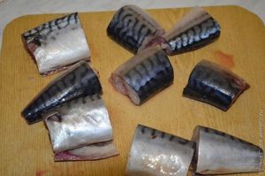 Скумбрия жареная с травами и луком рецепт