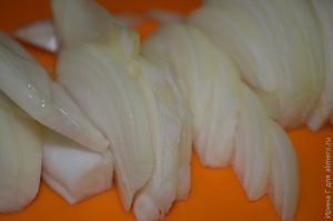 Скумбрия жареная с травами и луком рецепт