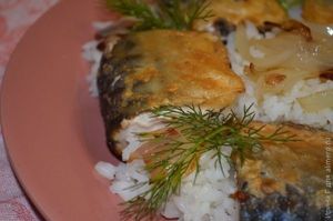 Скумбрия жареная с травами и луком рецепт