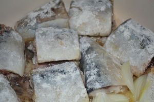 Скумбрия жареная с травами и луком рецепт