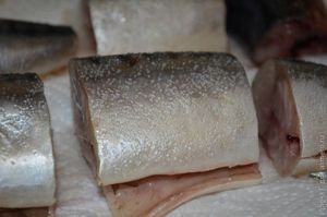 Скумбрия жареная с травами и луком рецепт