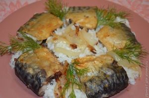 Скумбрия жареная с травами и луком рецепт