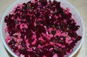 Салат из свеклы с рисом и черносливом