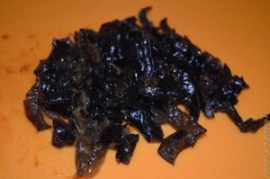 Салат из свеклы с рисом и черносливом