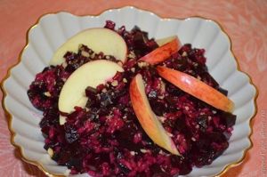 Салат из свеклы с рисом и черносливом