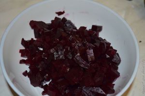 Салат из свеклы с рисом и черносливом