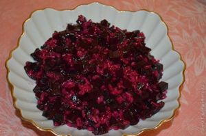Салат из свеклы с рисом и черносливом