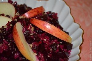 Салат из свеклы с рисом и черносливом