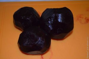 Салат из свеклы с рисом и черносливом