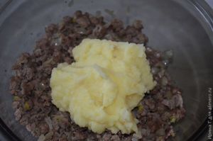 рулет с мясным фаршем из слоеного теста рецепт