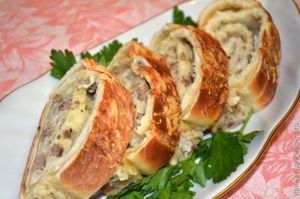 рулет с мясным фаршем из слоеного теста рецепт