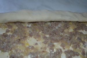 рулет с мясным фаршем из слоеного теста рецепт