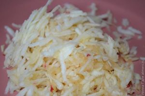 рыбный салат с консервами рецепт