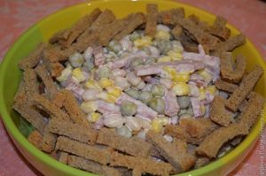 салат с фасолью, кукурузой и сухариками рецепт