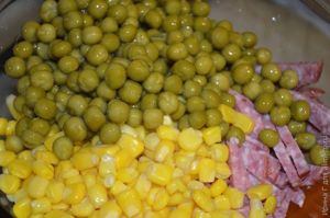 салат с фасолью, кукурузой и сухариками рецепт
