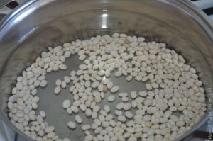 салат с фасолью, кукурузой и сухариками рецепт