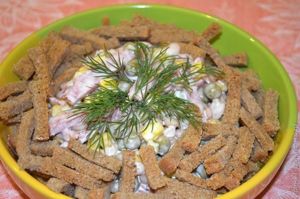 салат с фасолью, кукурузой и сухариками рецепт