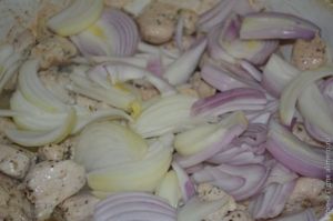 куриное филе в сметане с луком