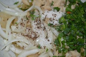 салат из квашеной капусты с кальмаром