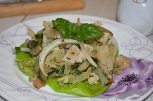 салат из квашеной капусты с кальмаром