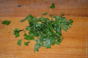 салат из квашеной капусты с кальмаром